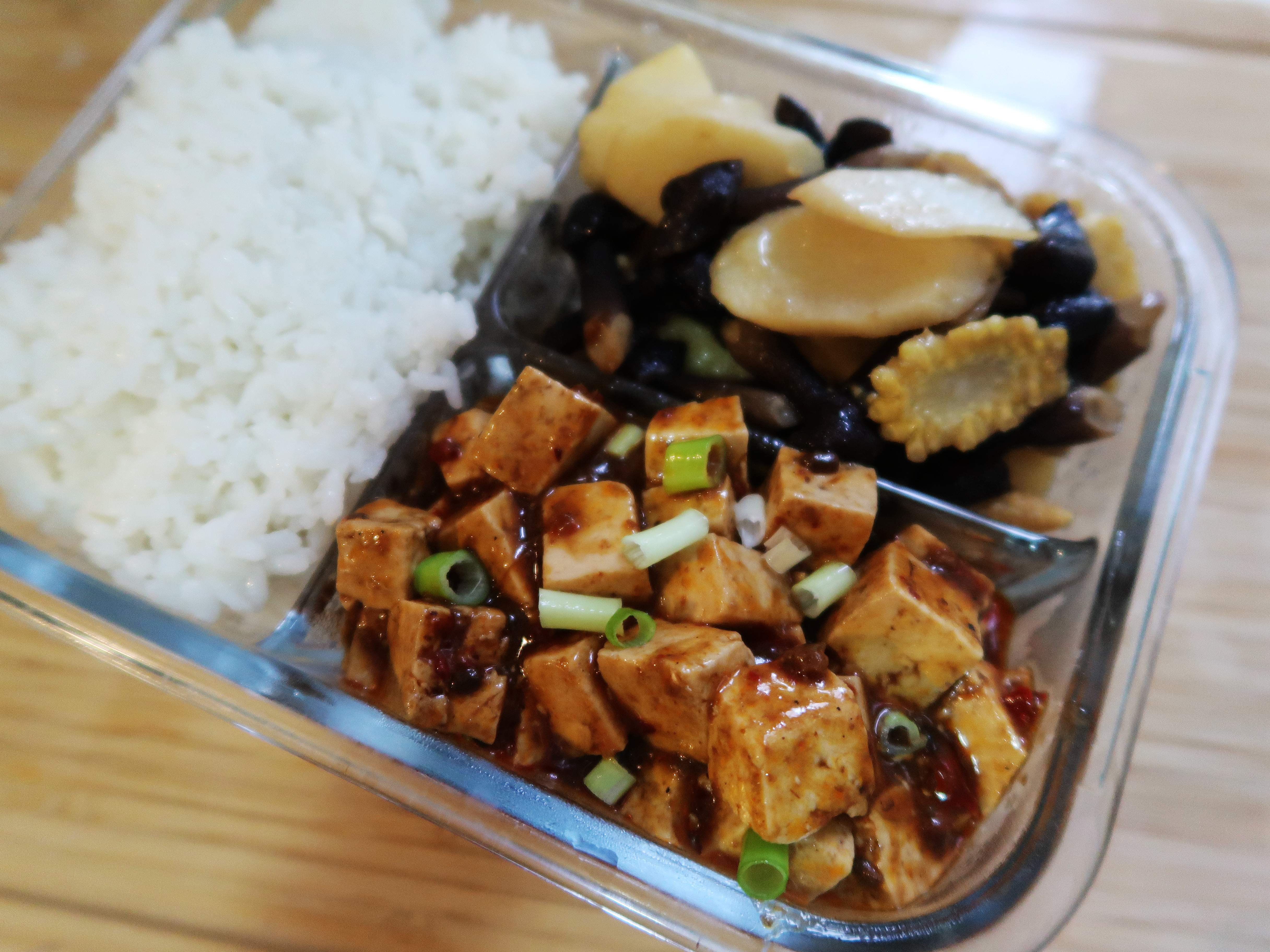 快手午餐便当饭盒——麻婆豆腐和鸡枞菇炒时蔬的做法