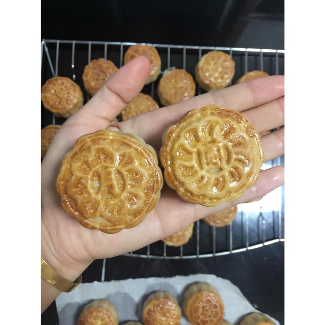 广式月饼—蛋黄莲蓉月饼