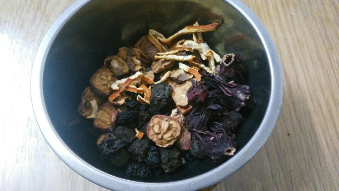 古法熬制酸梅汤（此方几乎无中药味孩子非常喜欢喝）