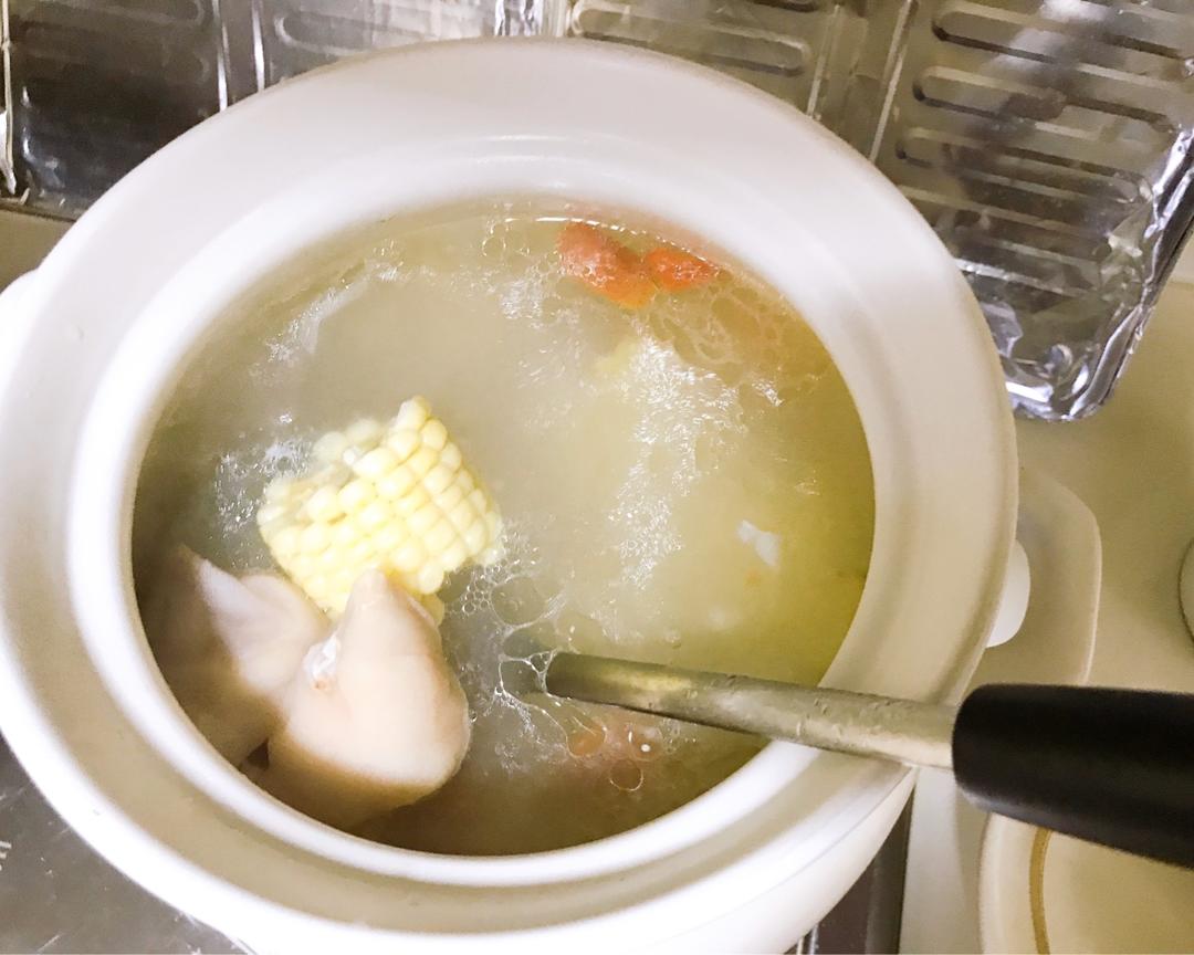 玉米胡萝卜猪脚汤