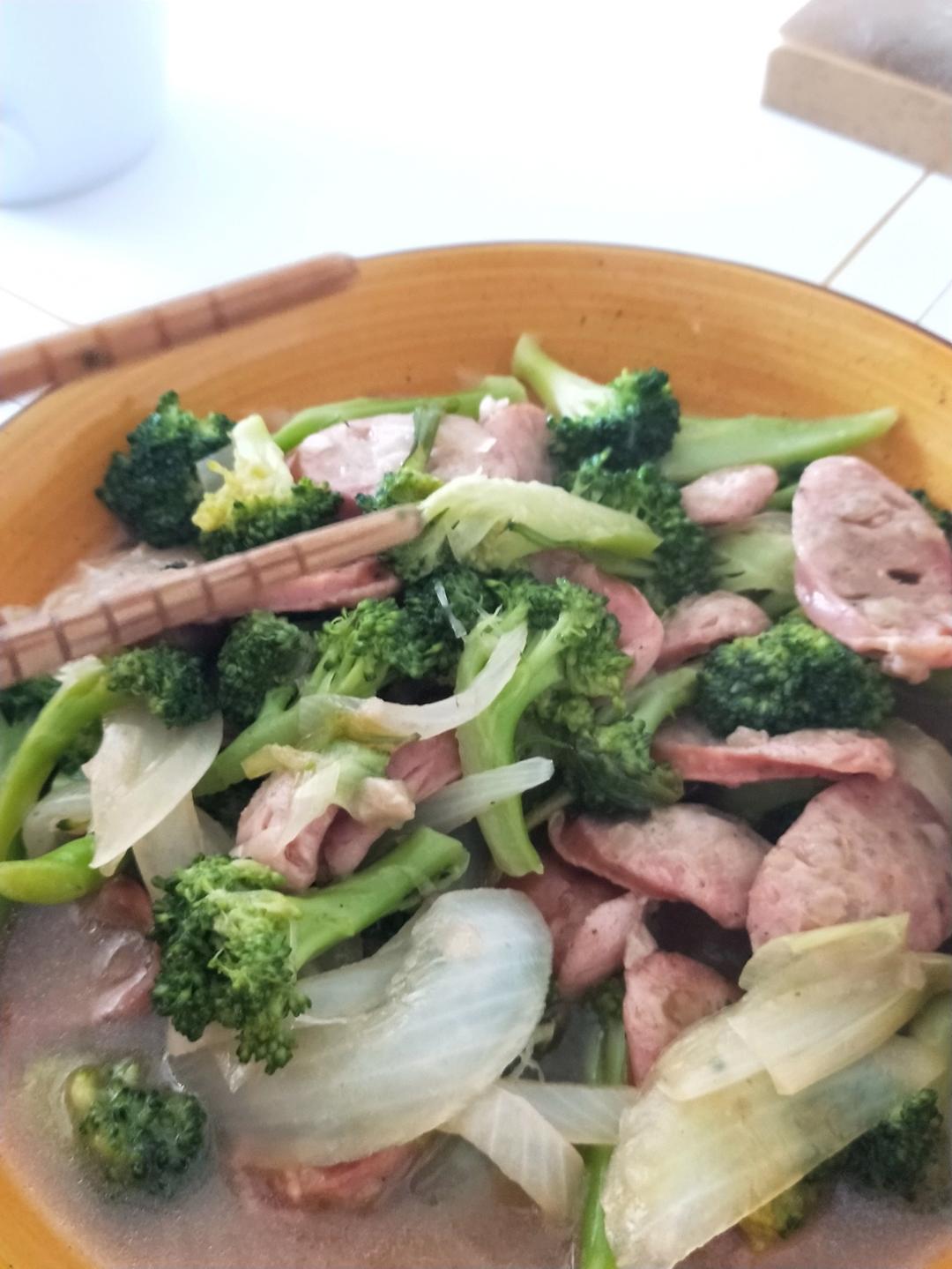偷懒的一天  花菜🥦炒香肠