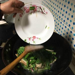 大蒜炒豆腐干的做法 步骤5