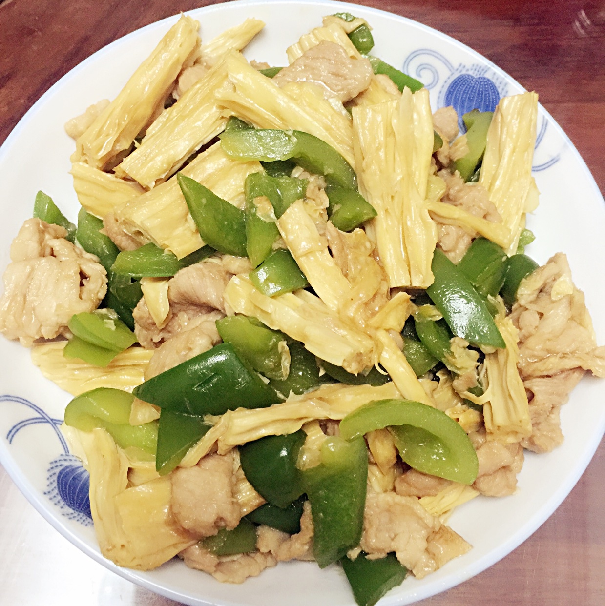 萌死了萌妹子的闪娇做的青椒肉片炒腐竹