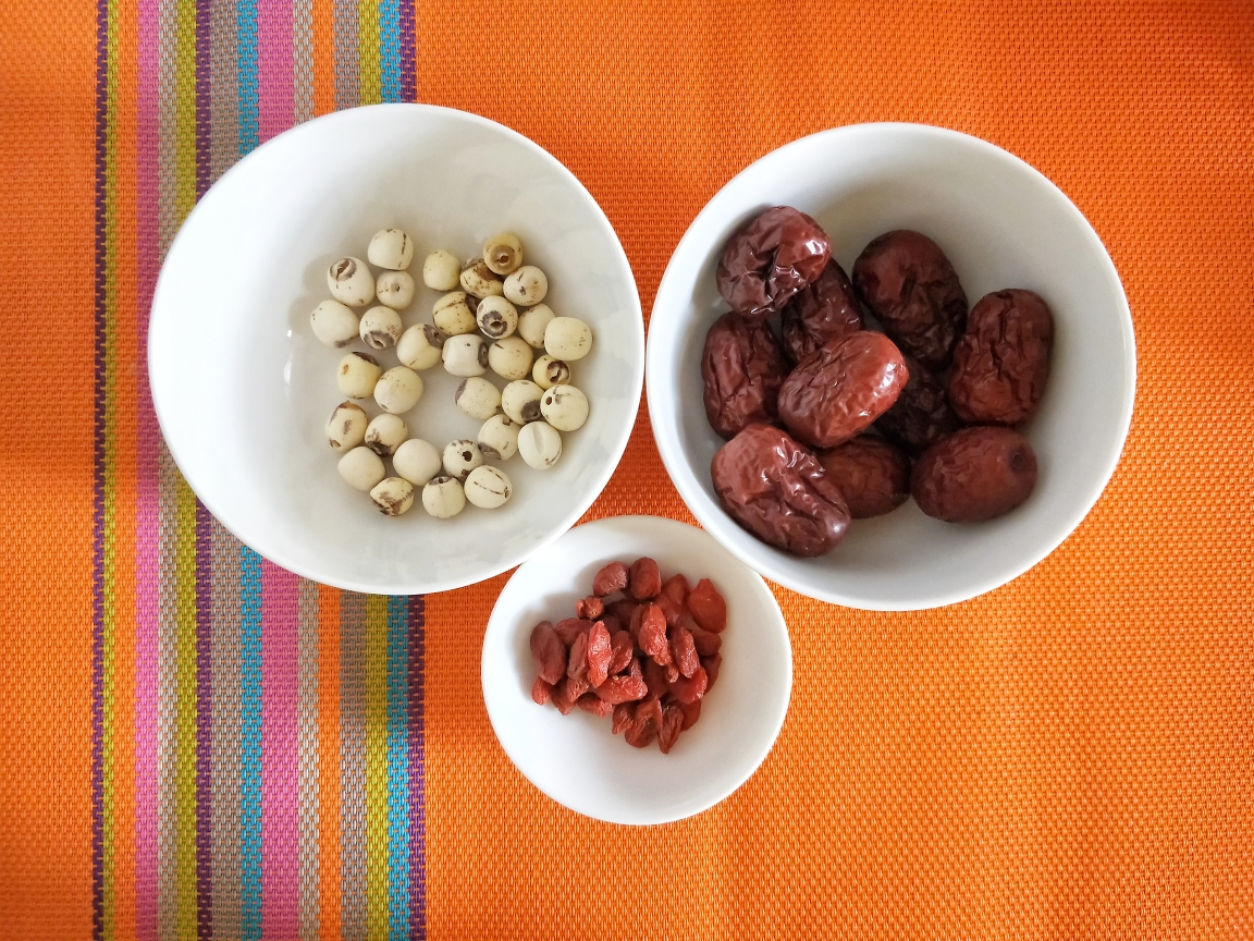 银耳红枣莲子枸杞汤#美的BB煲#的做法 步骤2