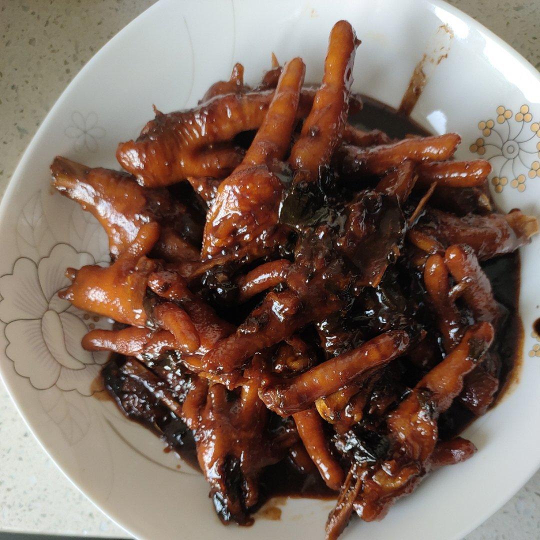【酱焖鸡爪】酱香浓郁，软烂入味，非常好吃