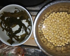 黄豆海带排骨汤的做法 步骤1