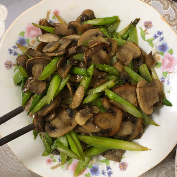 芦笋炒蘑菇