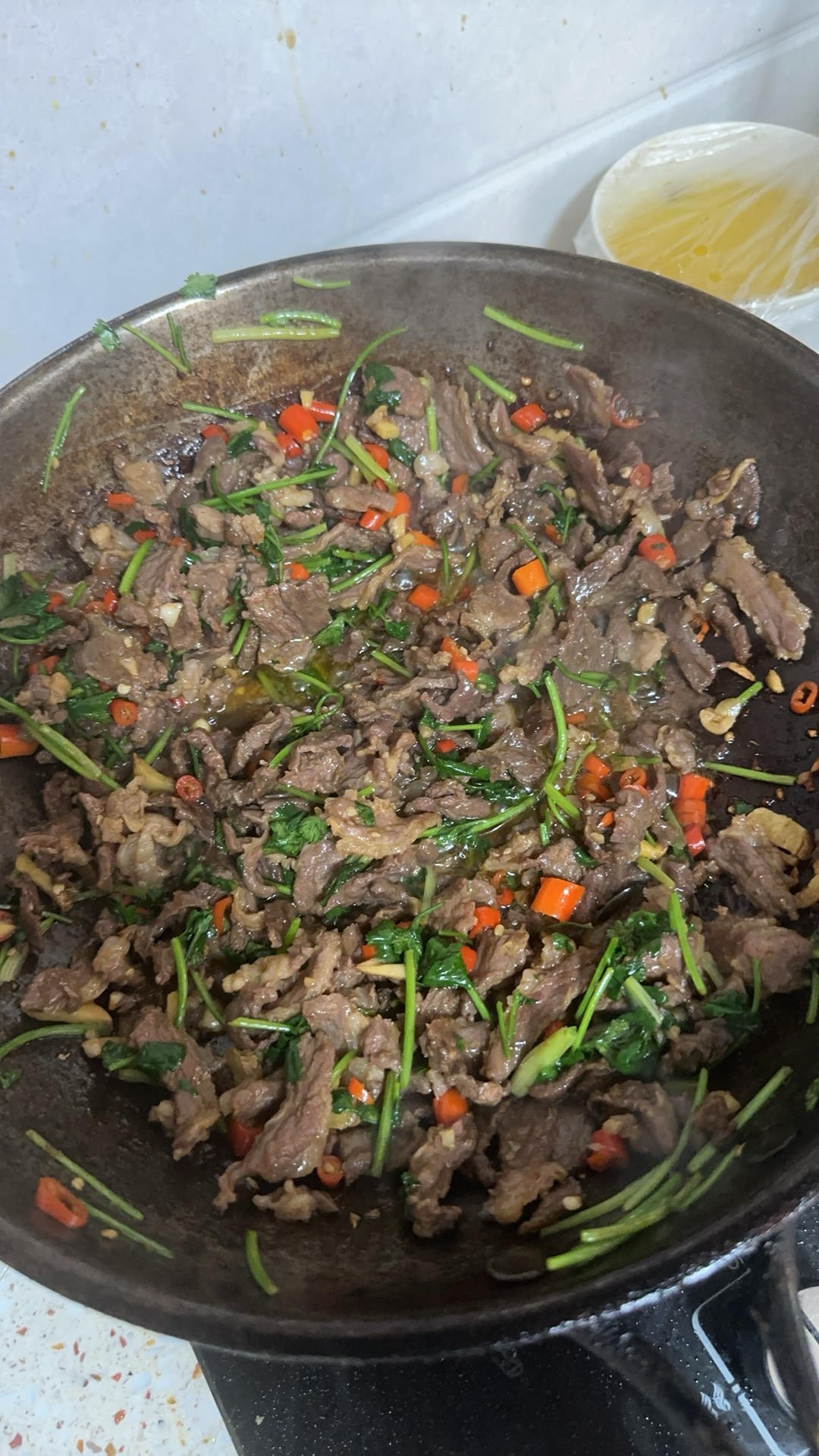 香菜炒牛肉，香辣下饭，爱吃香菜的朋友看过来，拌饭绝了