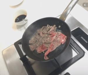 温泉蛋牛肉盖饭(牛丼)的做法 步骤2