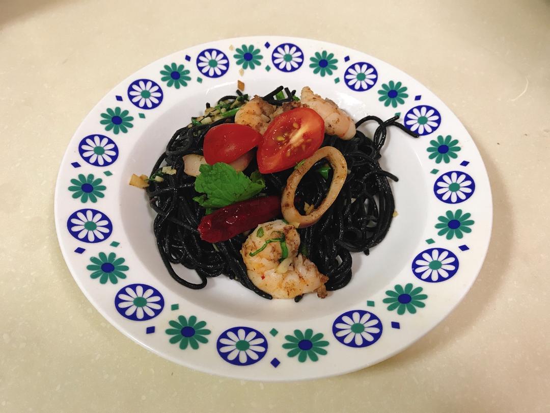 【食材包操作说明】蒜香虾汁墨鱼面