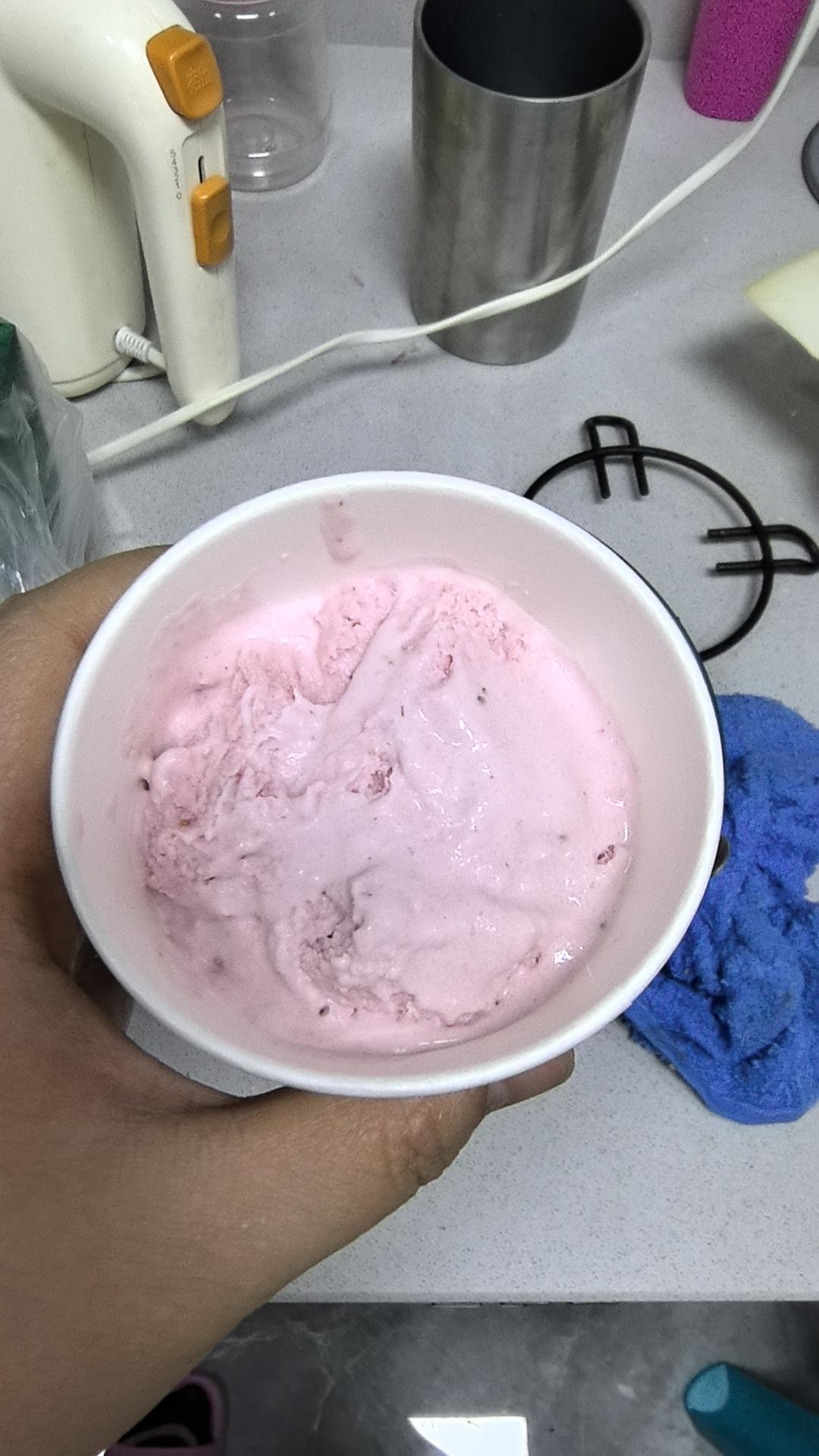 草莓冰淇淋