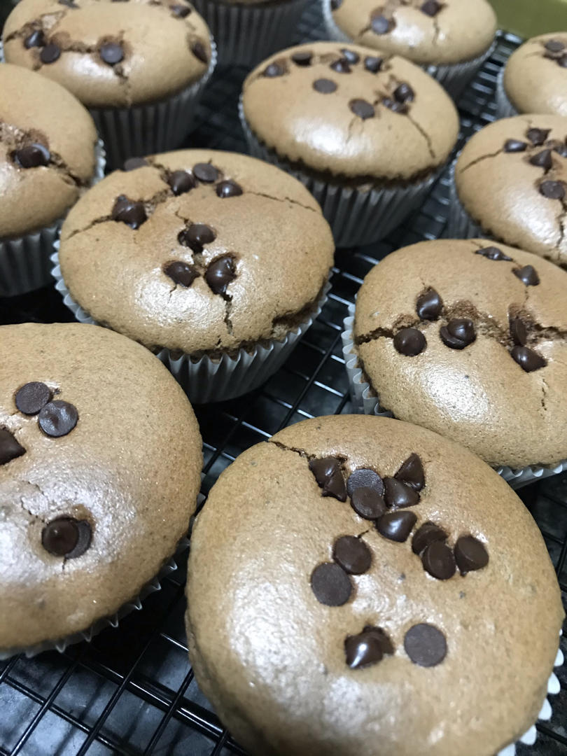 太完美了！超级浓郁松软绵密的巧克力豆小蛋糕，底不凹，顶不塌，操作简单，容易上手，快来试试吧！