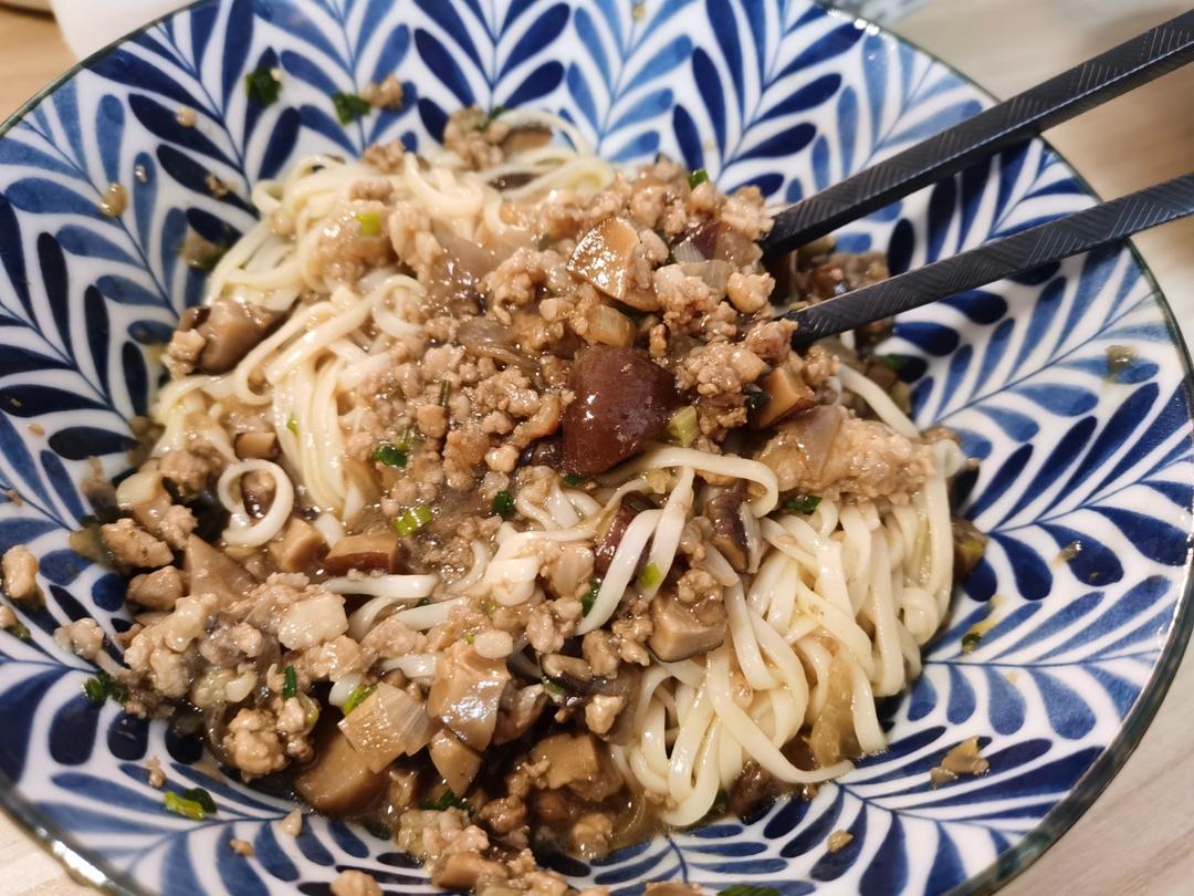 香菇肉酱拌面