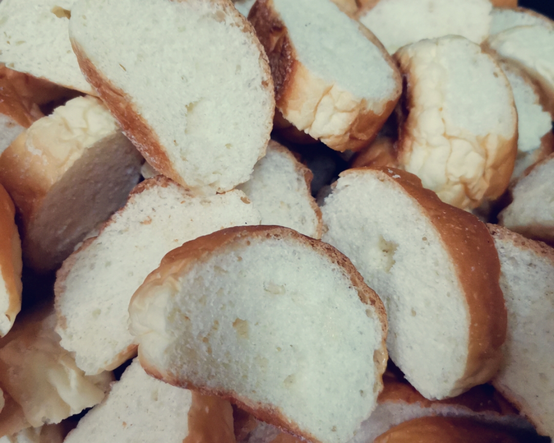 香酥面包片，面包做多了不易储存，做成面包片可以放一个月，通常3天就被消灭了的做法 步骤2