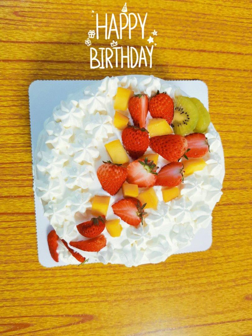 草莓装饰奶油蛋糕