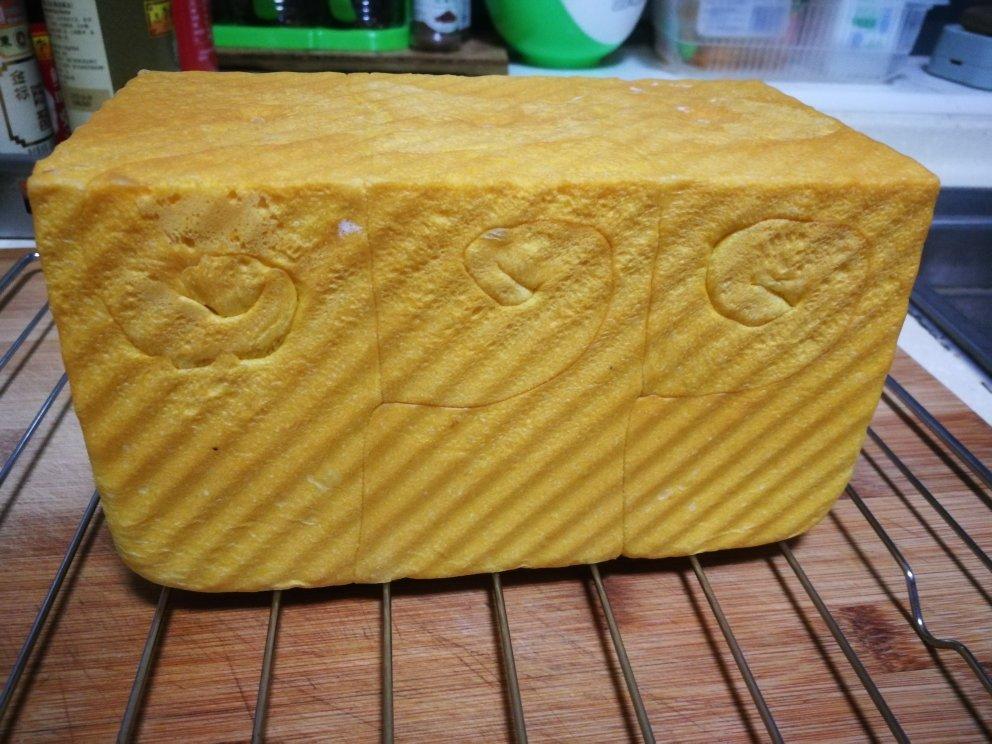 金灿灿的南瓜吐司，松软得没话说！