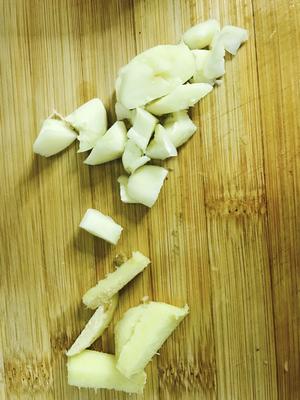 香菇土豆黄焖鸡的做法 步骤3