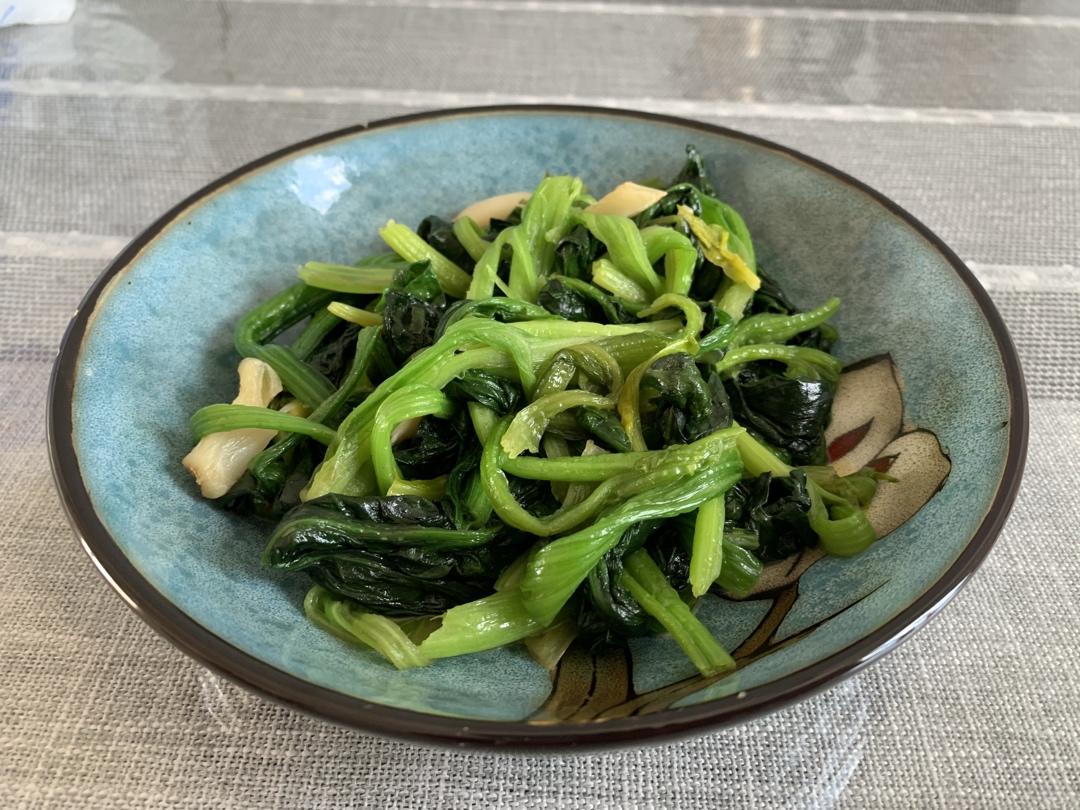 蒜片黄油炒菠菜