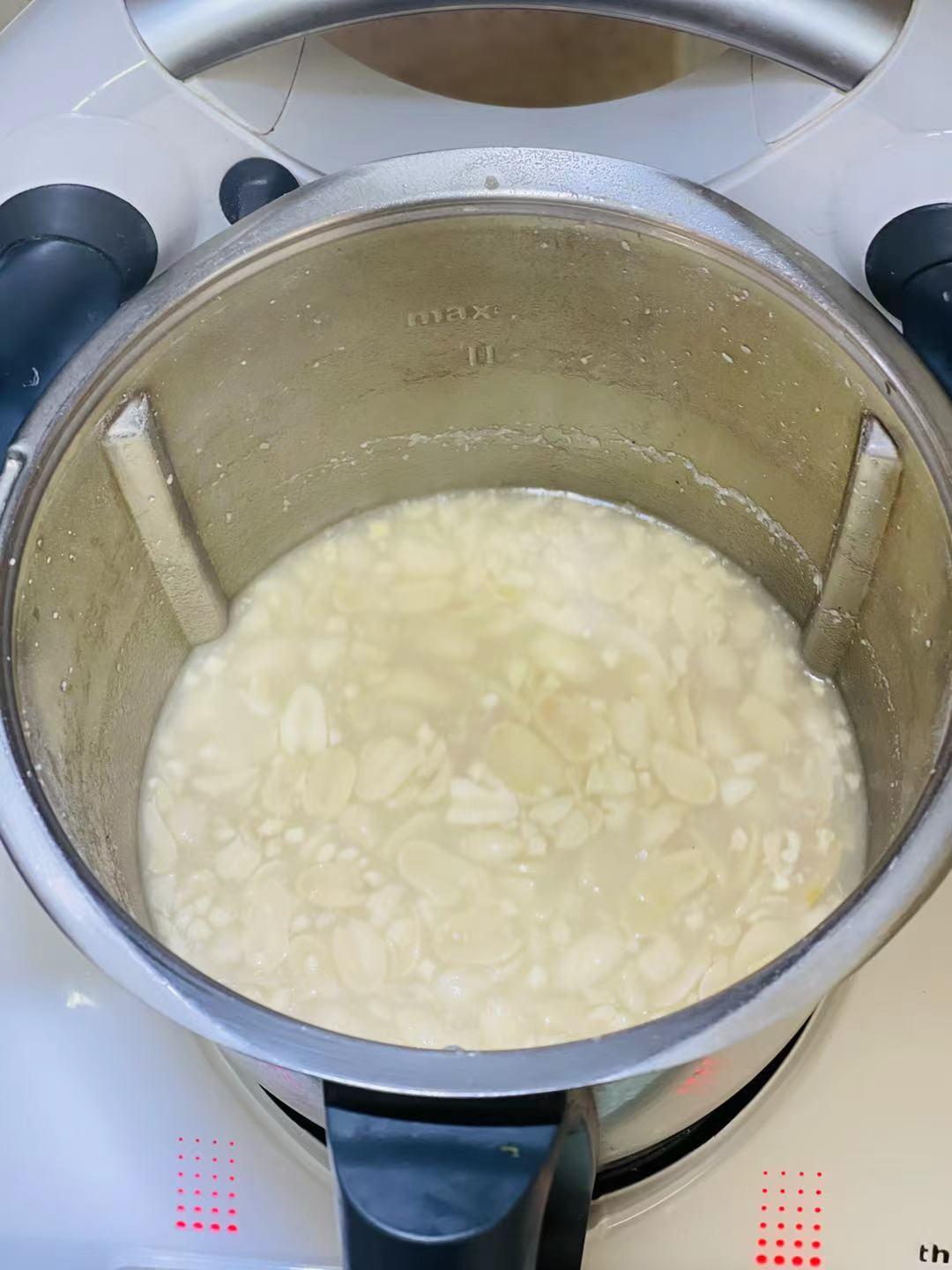 小美花生汤的做法