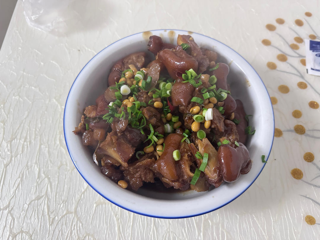 流口水的黄豆炖猪蹄