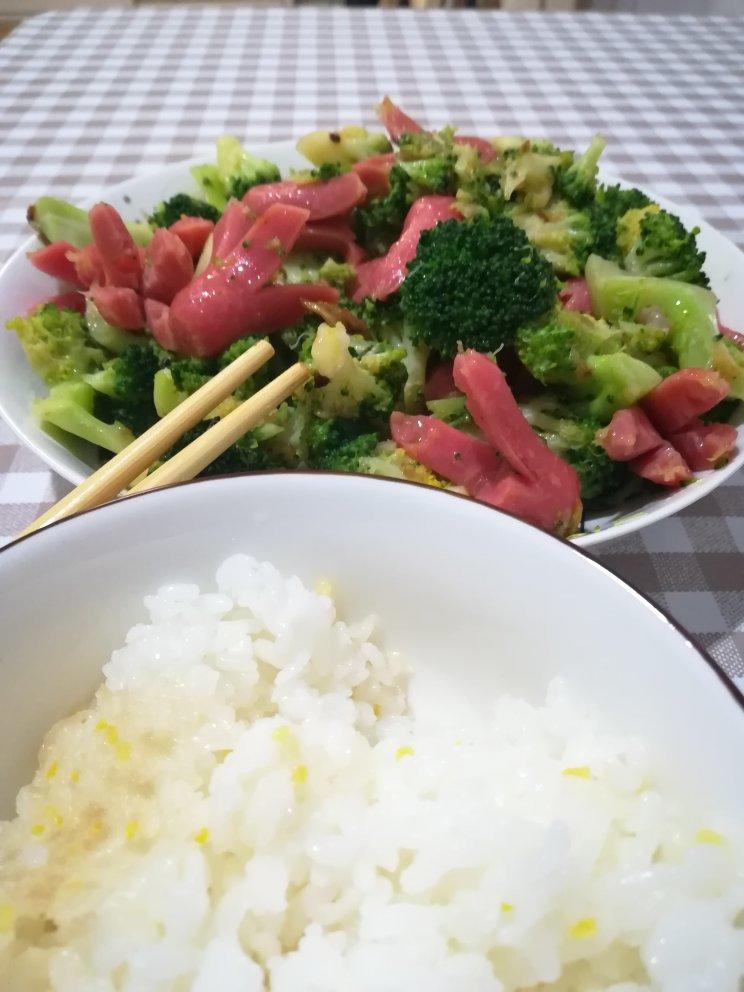 蒜香西兰花炒脆皮肠