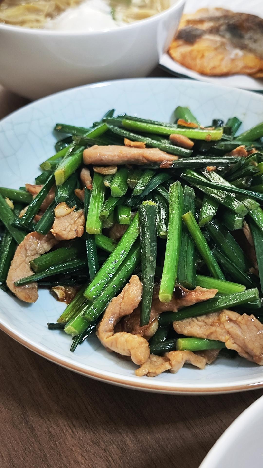 韭菜花炒牛肉丝春天餐桌不可少的一道菜
