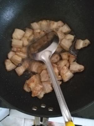 芋头焖五花肉的做法 步骤2