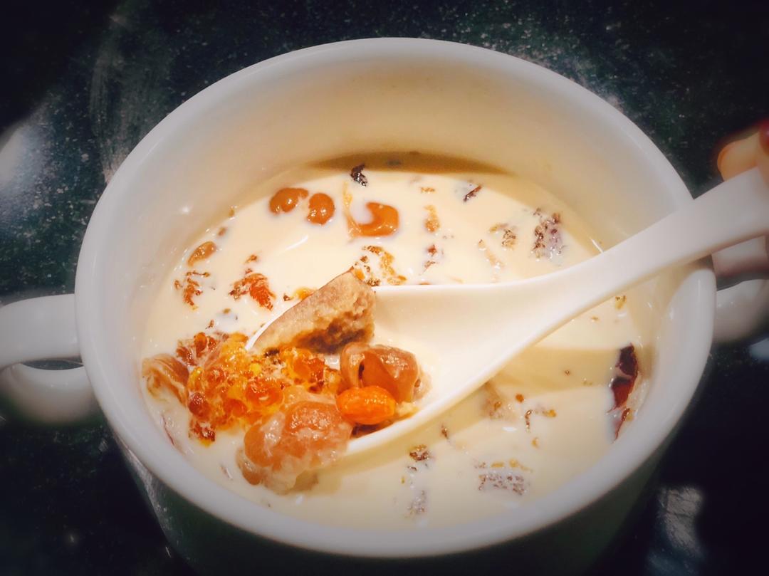 {何故居｝桃胶奶