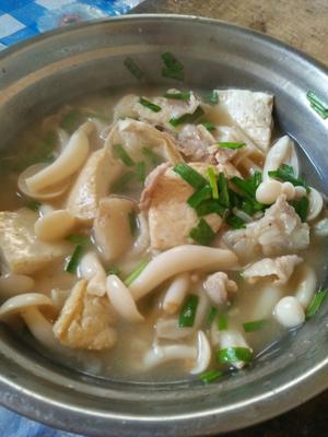 蘑菇豆腐韭菜肉汤的做法 步骤4