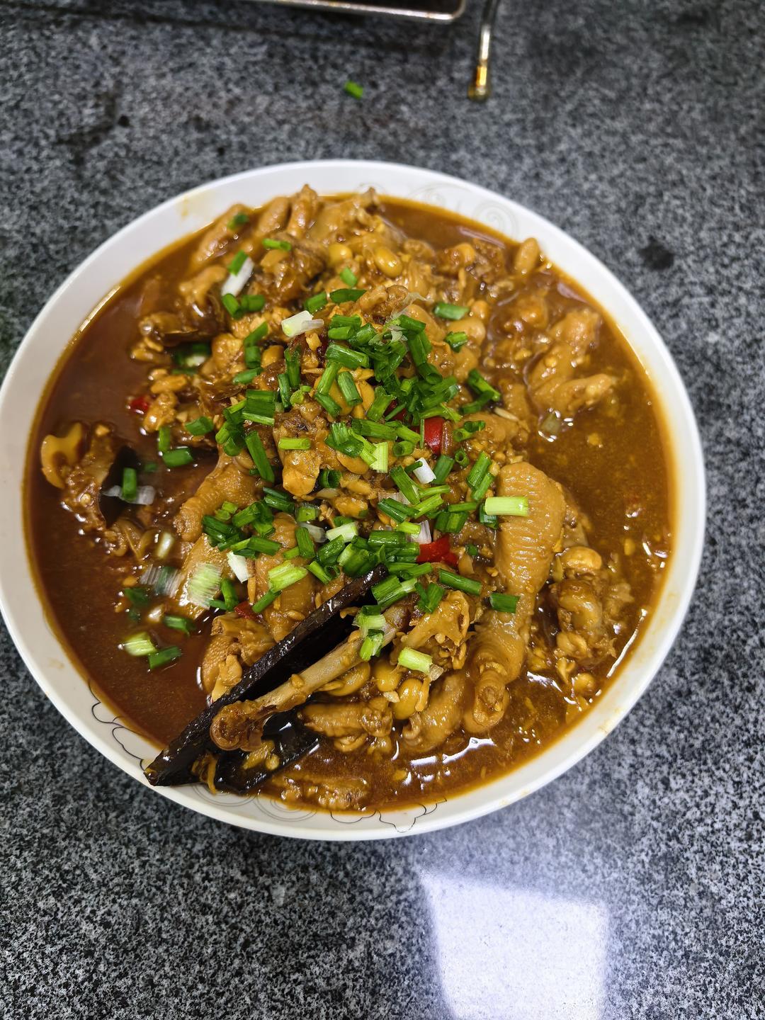 软糯又好吃的黄豆焖鸡爪