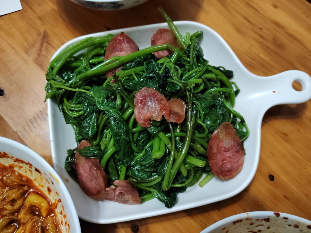 腊肠炒空心菜