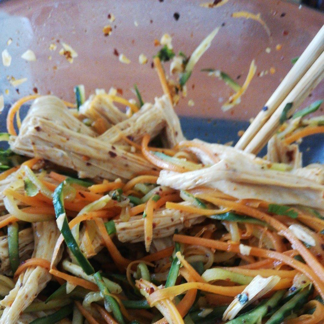 爽爆味蕾开胃菜--腐竹三色凉拌