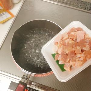 不加一滴油的鸡汤土豆焖饭的做法 步骤2