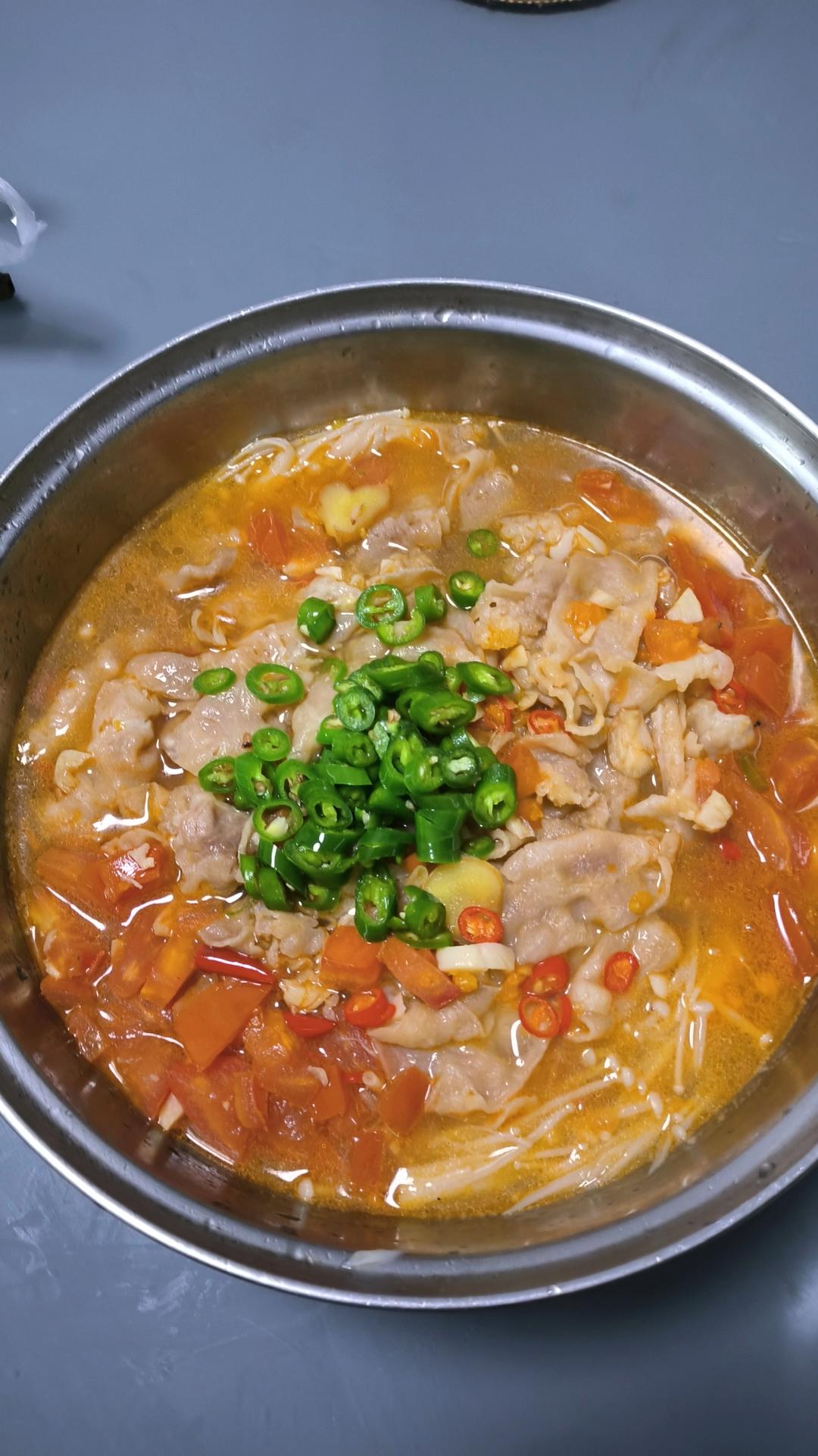 厨师长教你：“酸汤肥牛”的家常做法，金汤鲜香，酸辣开胃