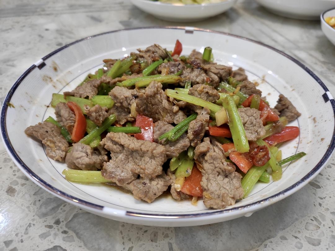 牛肉炒芹菜(不老不柴嫩滑多汁)
