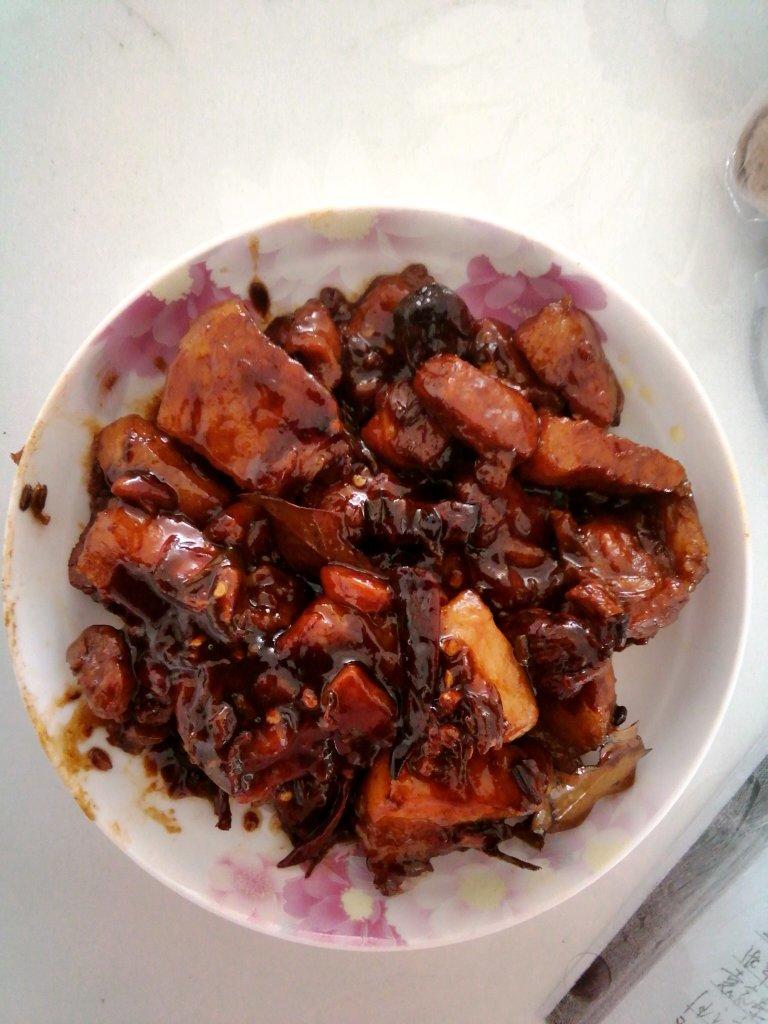 吃着碗里望着锅里的红烧肉
