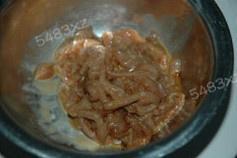 金针菇炒肉丝的做法 步骤1