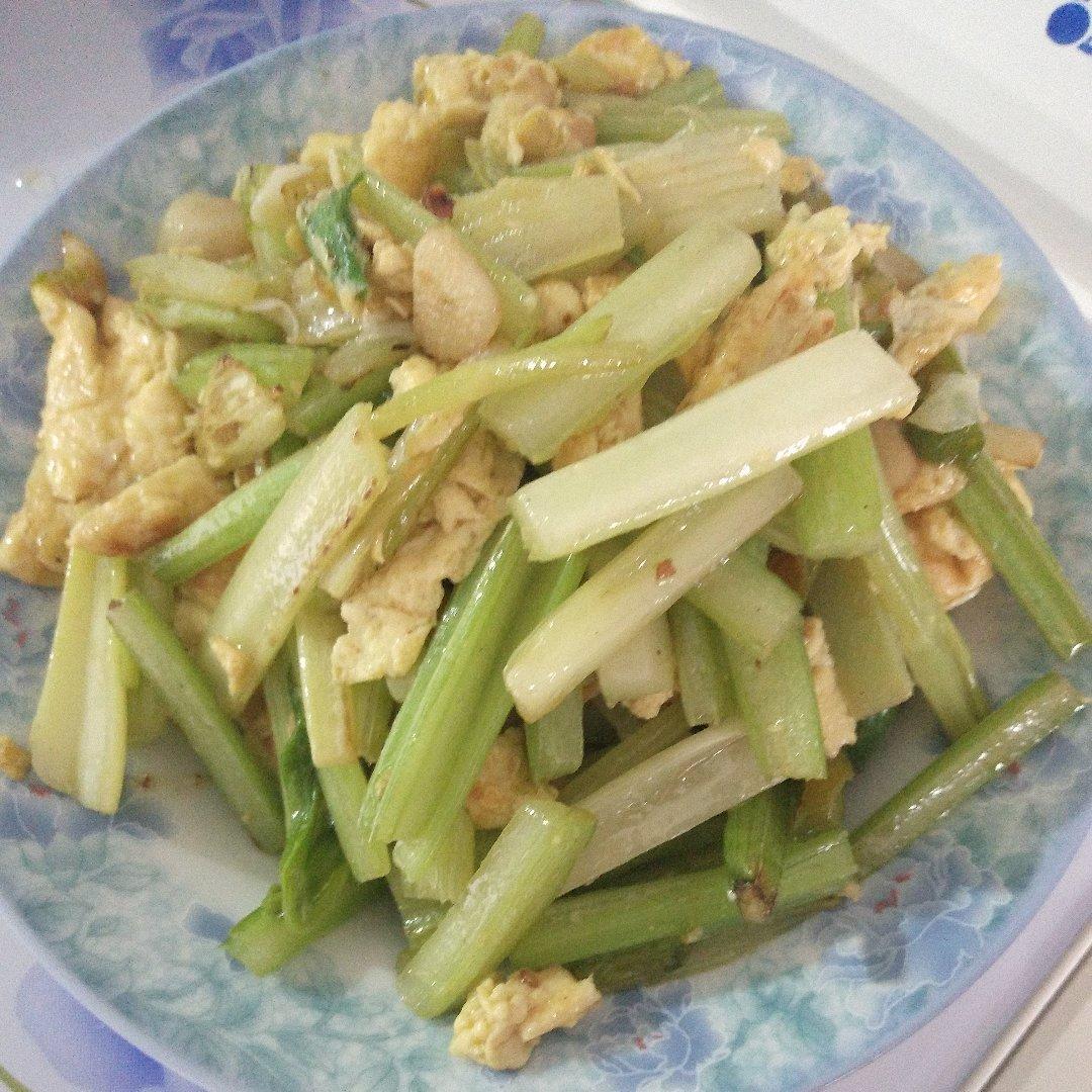 芹菜炒鸡蛋