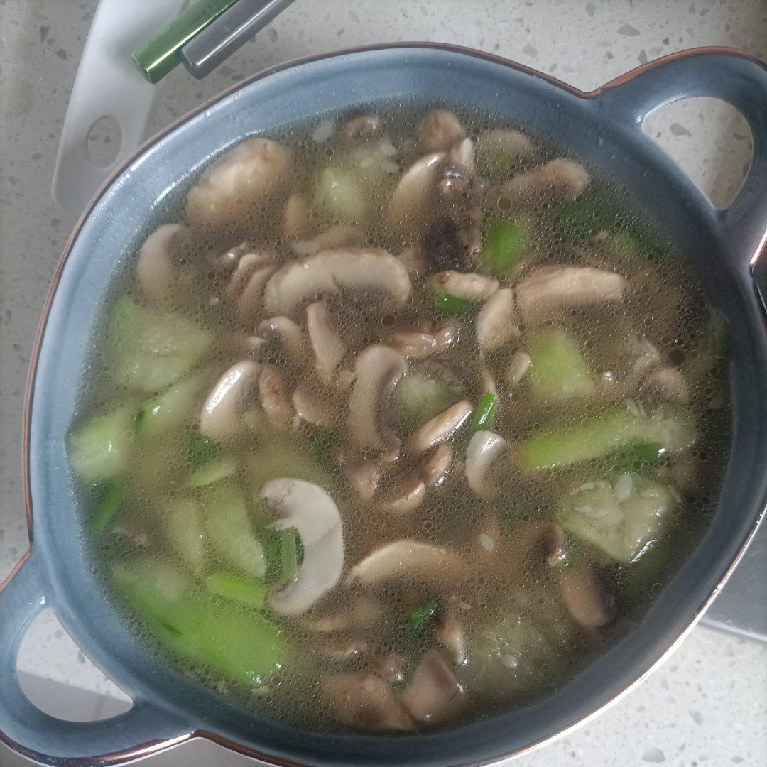 用一种调味料做丝瓜口蘑鲜汤