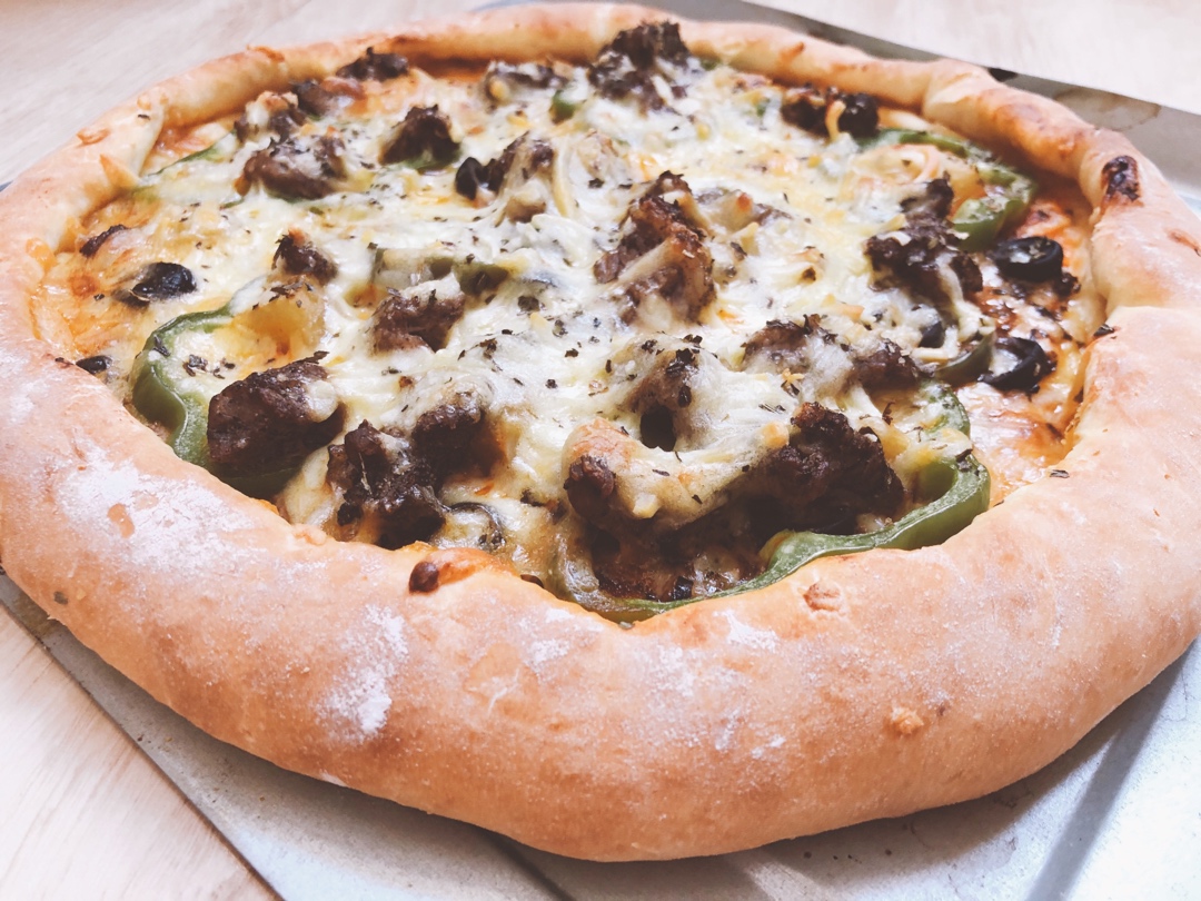 含宣软饼皮做法、自己在家也能做出馅料十足、超拉丝的美味诱人披萨