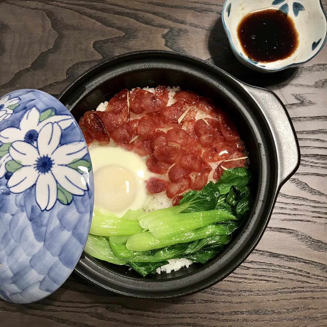 广式腊味煲仔饭