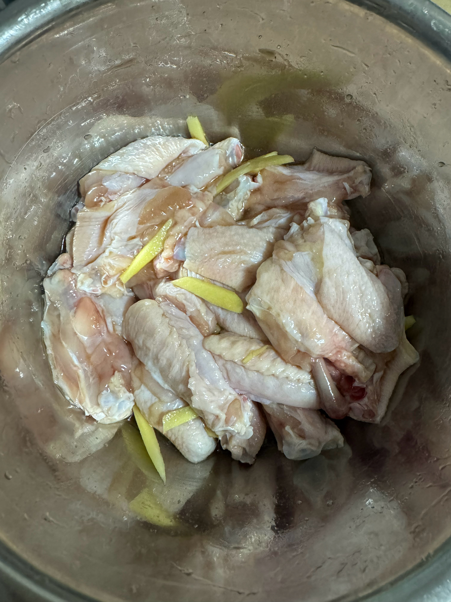 干锅鸡翅土豆虾的做法 步骤1