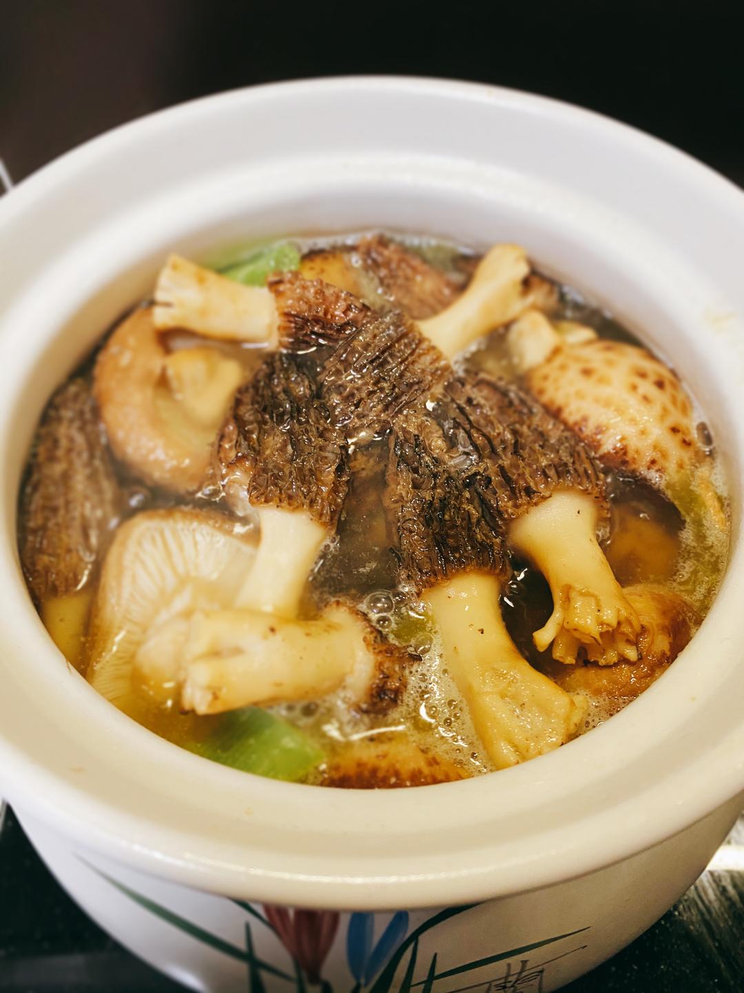 羊肚菌花菇鸡汤