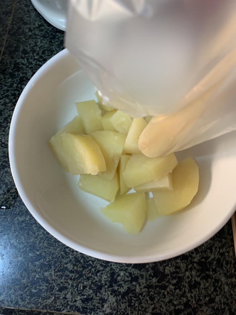 9月+宝宝辅食——海苔土豆塔的做法 步骤1