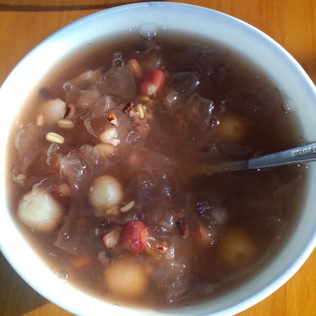 银耳莲子杂粮营养粥