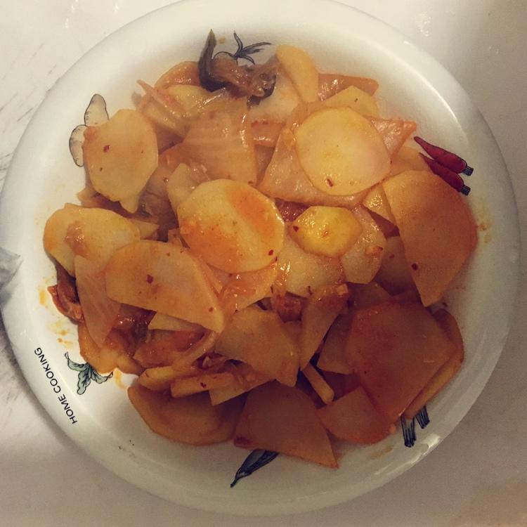 辣白菜炒土豆片