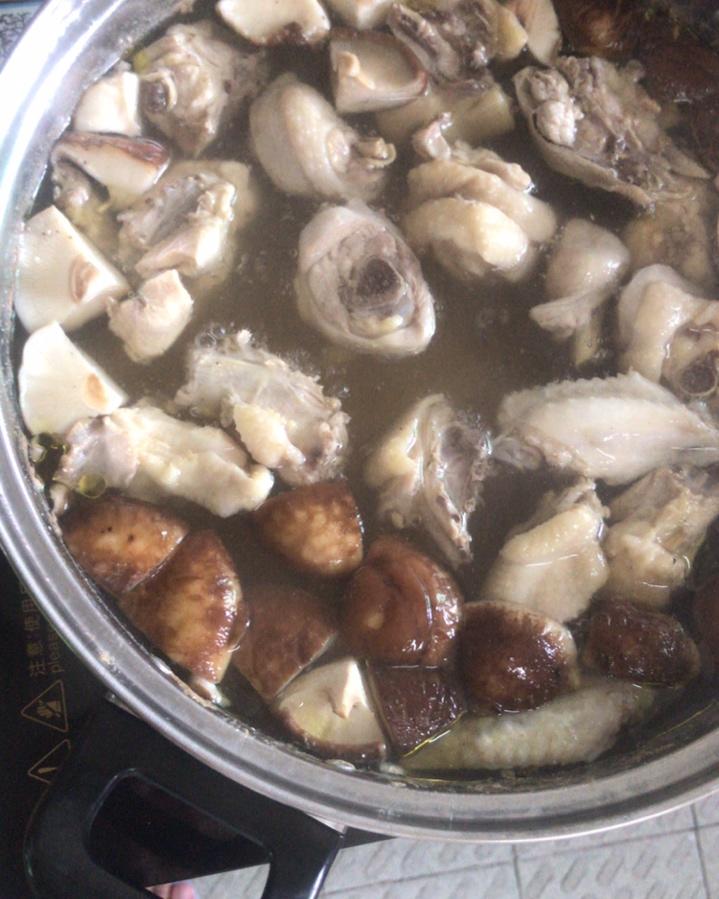 奶奶教的鲜香肥美香菇炖鸡汤