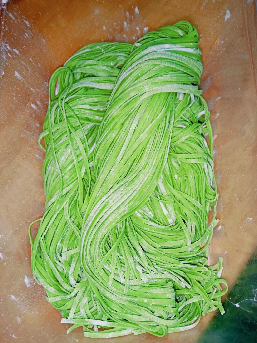 压面机版菠菜汁面条