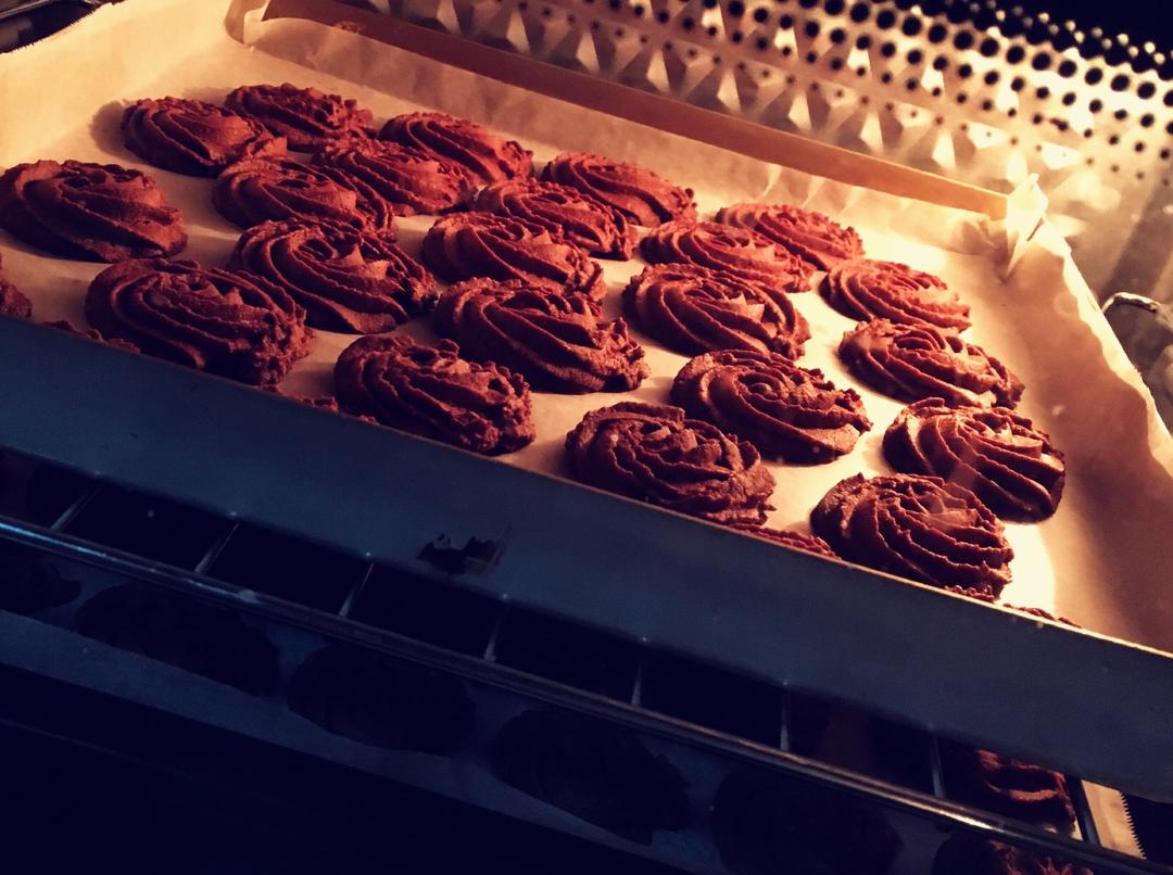 挤花毫无压力的巧克力曲奇