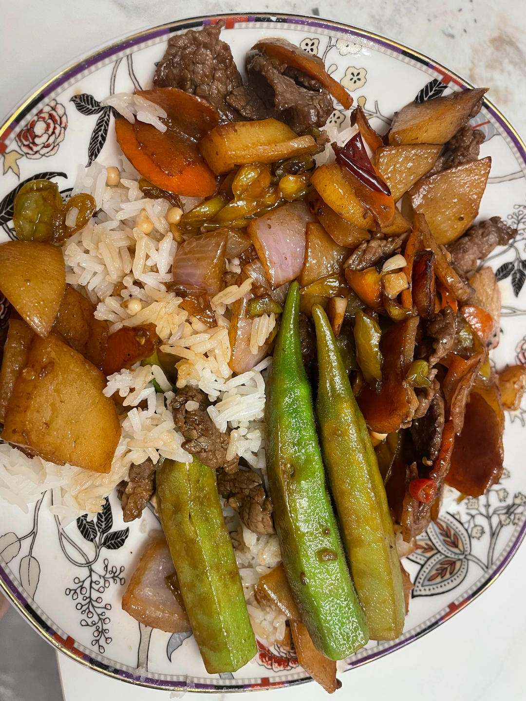 土豆胡萝卜辣椒洋葱炒牛肉+凉拌秋葵